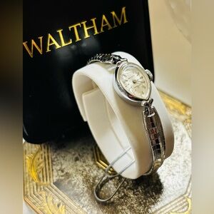 Vintage Waltham Women’s Watch 17 Jewels Swiss Incabloc